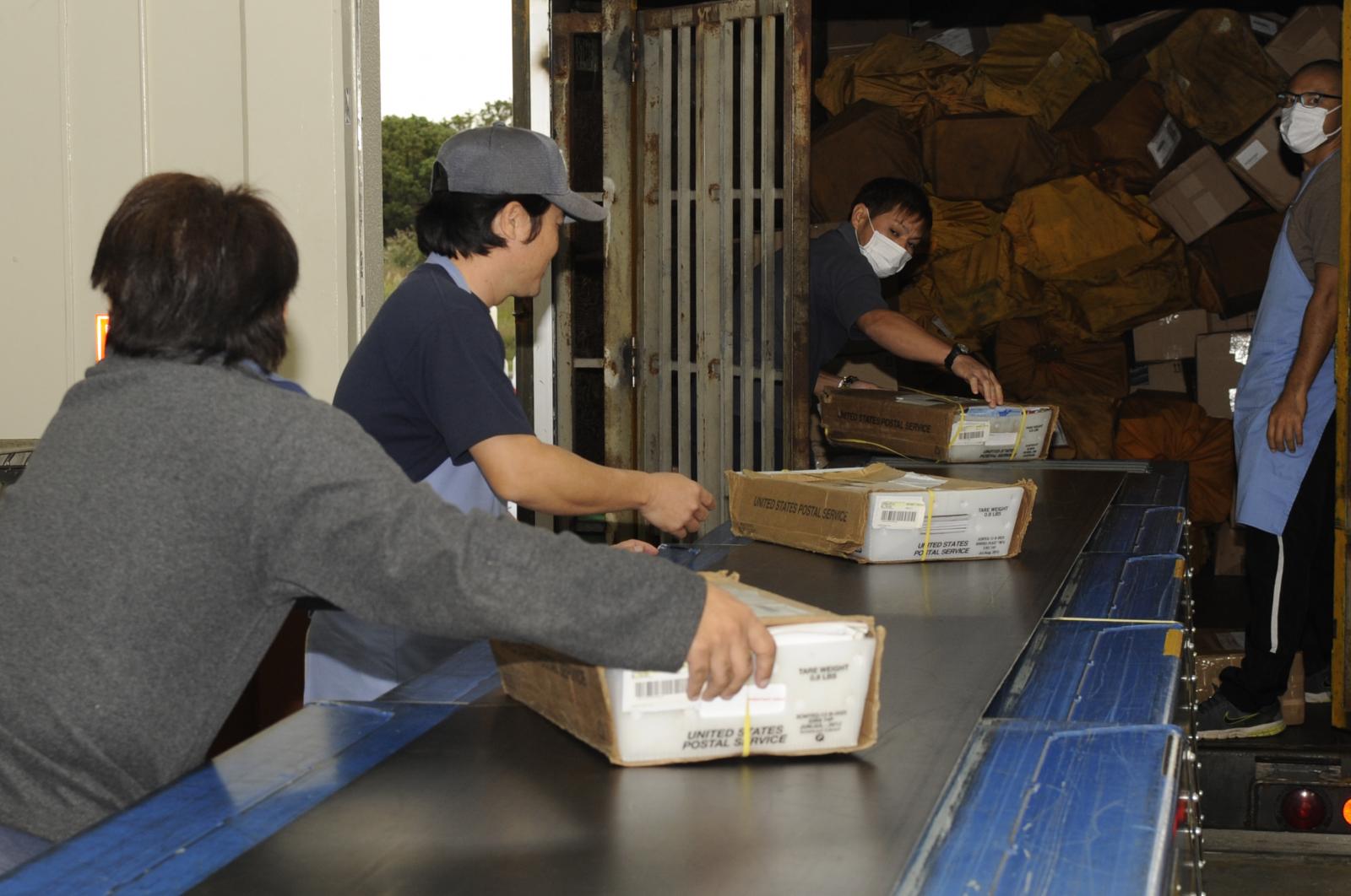 ככה זה נראה בנקודת המוצא: חבילות בסניף דואר (צילום המחשה: Airman Marcus Morris / נחלת הכלל)